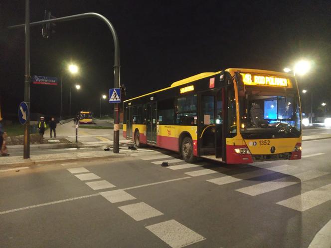 Autobus MPK Łódź BEZ KIEROWCY wjechał na PRZEJŚCIE DLA PIESZYCH! Pojazd STOCZYŁ SIĘ z krańcówki