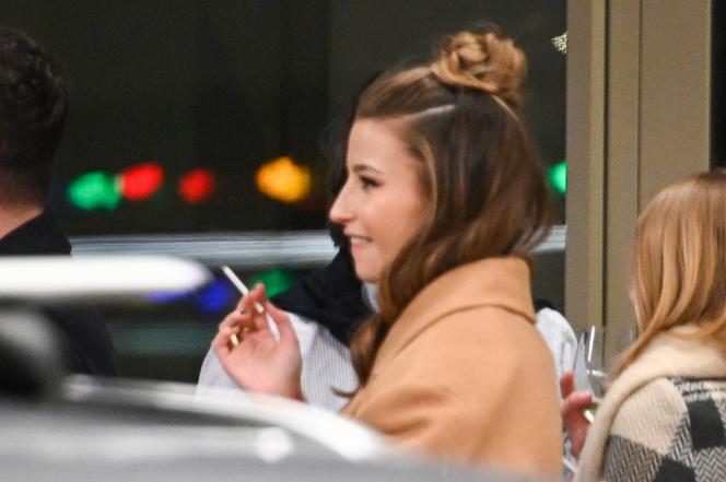 Julia Wieniawa pali papierosa!