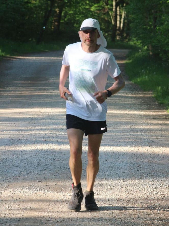 Łukasz Wróbel, policjant ultramaratończyk z Leszna pobił rekord świata w biegu Backyard Ultra! 