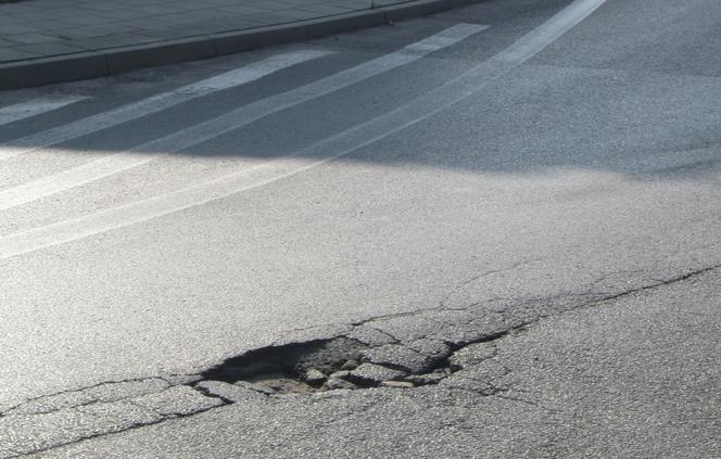 Widzisz dziurę w drodze? ZDiTM czeka na sygnał od CIEBIE i przyjedzie ją załatać