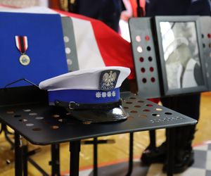 Pogrzeb policjanta, który zmarł po interwencji. Polska Policja pożegnała asp. sztab. Bogdana Orzeszka