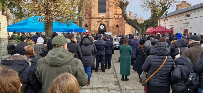 Tłumy żegnały młodego burmistrza i jego ojca