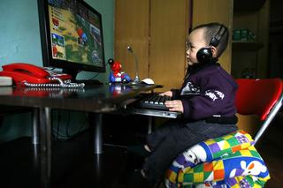 Dwulatek uzależniony od gier komputerowych