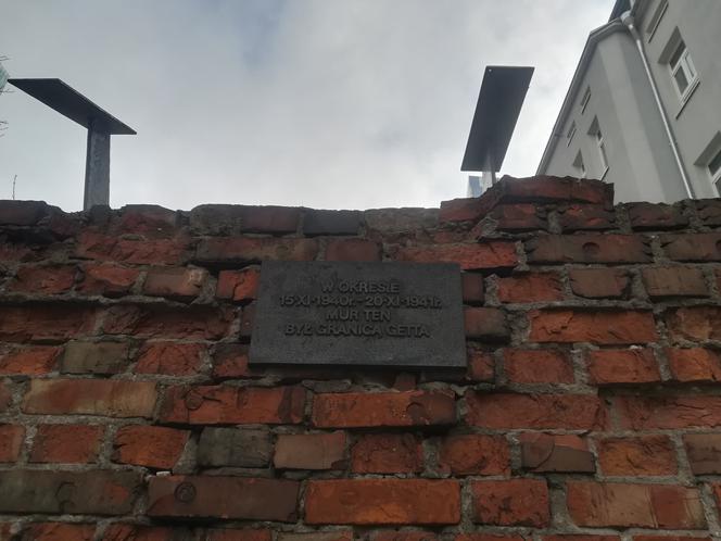 Ruiny muru getta przy ulicy Siennej