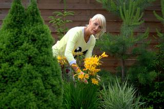 ELWIRA W OGRODZIE