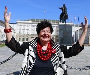  Joanna Senyszyn w czerwonych koralach  