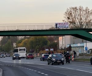 Banery na kładkach w Warszawie. Uwolnić księdza Michała