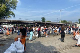 Pobór worków z piaskiem we Wrocławiu