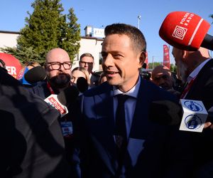 Rafał Trzaskowski  otoczony dziennikarzami przed debatą Super Expressu