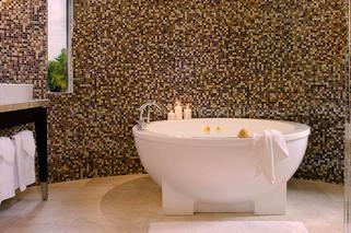 Pili wino całą noc