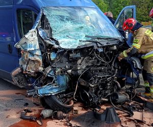 Zderzenie lokomotywy z busem pod Brzezinami. Fatalny wypadek na przejeździe kolejowym