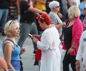 Potańcówka przed teatrem w Katowicach