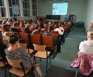 Podczas Festiwalu Nauki i Sztuki każdy chętny może brać udział w wykładach, warsztatach i innych wydarzeniach odbywających się w Uniwersytecie