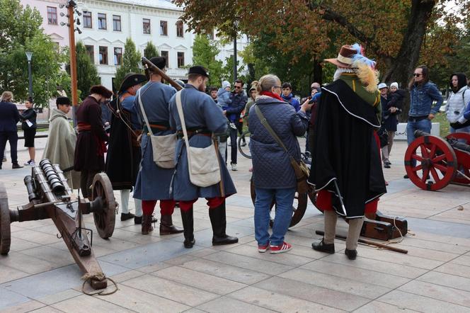 Salwy armatnie w centrum Lublina. Tak wyglądała inscenizacja historyczna na pl. Litewskim