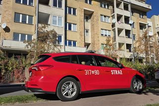 Strażacy monitorowali uszkodzenia bloku podczas wyburzania biurowca