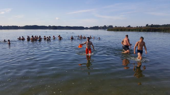 Morsy z Grudziądza rozpoczęły sezon. Pierwsza kąpiel w Jeziorze Rudnickim