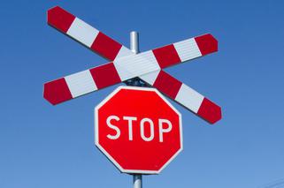 Zabiorą prawo jazdy za zignorowanie STOP przy przejeździe kolejowym? 