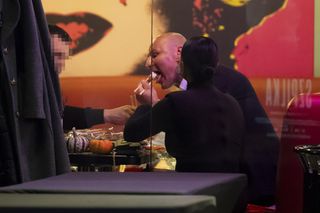 Artur Szpilka na sushi z najbliższymi po premierze filmu Szpilka