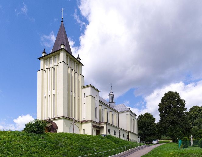 Jasionów - w tej wsi na Podkarpaciu znajduje się zabytkowy dwutraktowy dwór. Mieszkał tu znany urzędnik austriacki