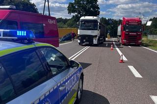 Osobówka zderzyła się z ciężarówką. Jedna osoba trafiła szpitala