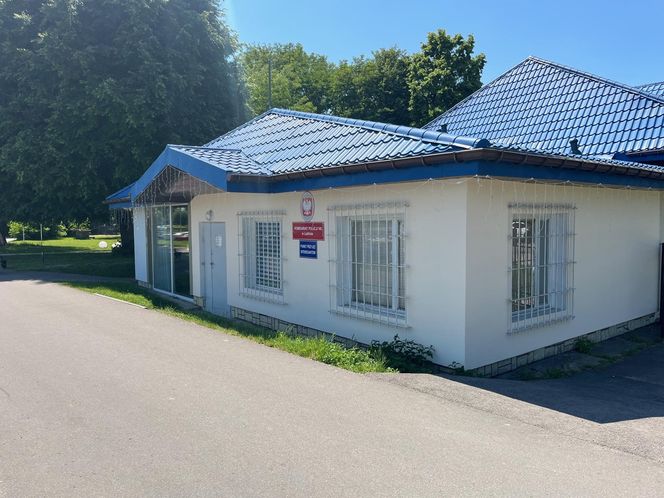 Łukasz podpisał się na ścianie posterunku. Zostawił nawet swój numer PESEL