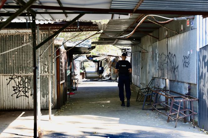 Pożar bazarku w Warszawie. Całkowicie spłonęło 12 budek sprzedażowych. "Przyczyny nie są znane"