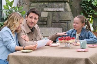 M jak miłość odc. 1881. Julia (Marta Chodorowska), Nadia (Mira Fareniuk), Dima (Michaił Pszeniczny)