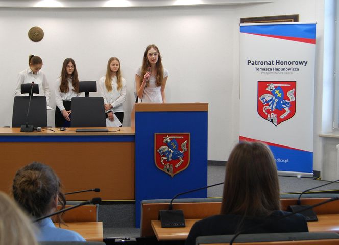 Młodzież rozmawiała podczas debaty o szczęściu w życiu współczesnego nastolatka