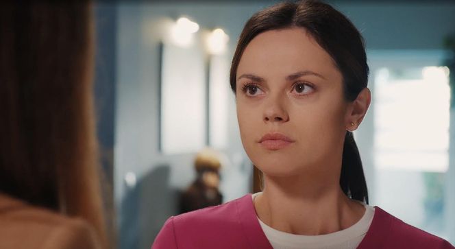 M jak miłość odc. 1887. Kasia (Paulina Lasota), laborantka Anka Sokołowska (Katarzyna Russ)