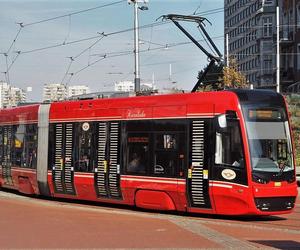 Katowice. Mężczyzna w centrum miasta położył się na torowisku