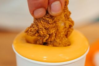 Gigantyczne sosy! Wiralowe nowości w Popeyes