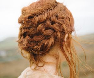 Idealne fryzury na romantyczną randkę. Zobacz, jak je zrobić