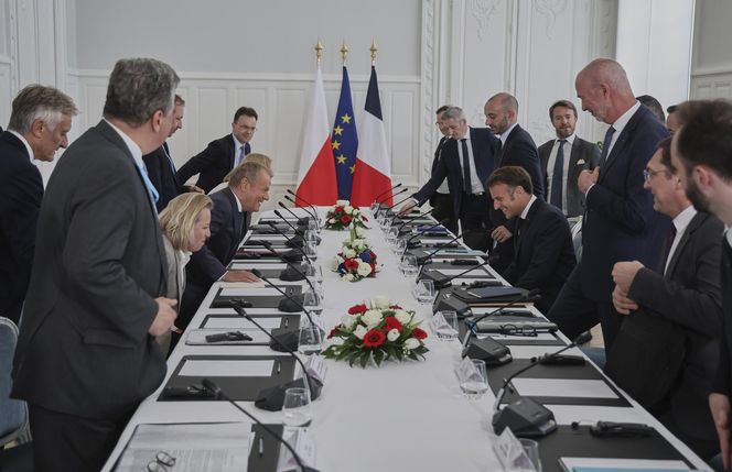 Tusk Macron