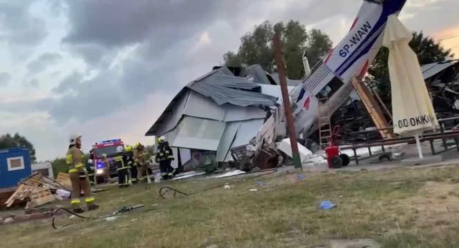 Katastrofa samolotu, spadł na hangar pełen ludzi pod Nowym Dworem Mazowieckim! Są ofiary