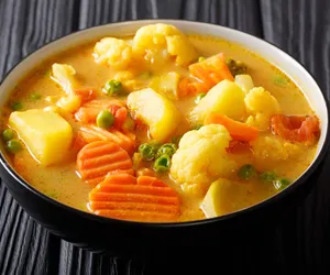 Zupa curry z pieczonego kalafiora i ziemniaków. Gęsta, treściwa i pełna smaku