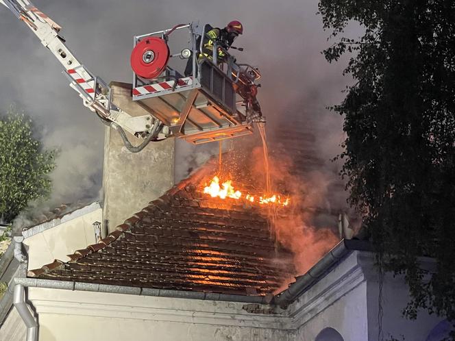 Pożar na Bemowie. Płonie zabytkowa willa. „Musieliśmy ewakuować strażaków”