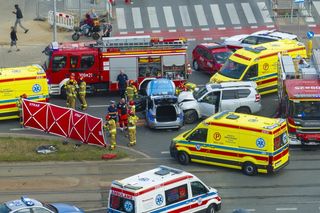 Wypadek radiowozu w Warszawie! Wśród rannych policjanci. Strażacy musieli ciąć blachę