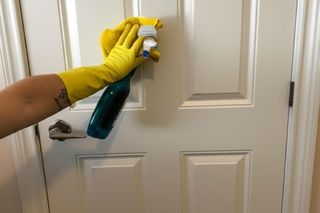 Mieszam z wodą i przecieram drzwi. Tłuste ślady po palcach i zabrudzenia znikają niczym zaczarowane. Domowa mieszanka do czyszczenia drzwi wewnętrznych i zewnetrznych