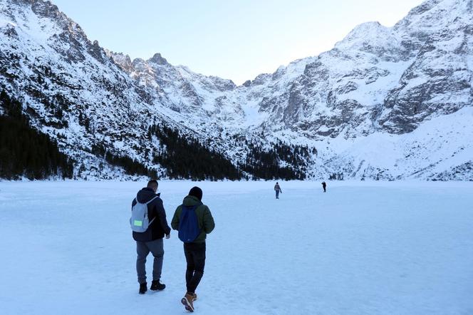 "Selekcja naturalna". Internauci bezlitośni dla ludzi, którzy wchodzą na  na Morskie Oko w czasie odwilży