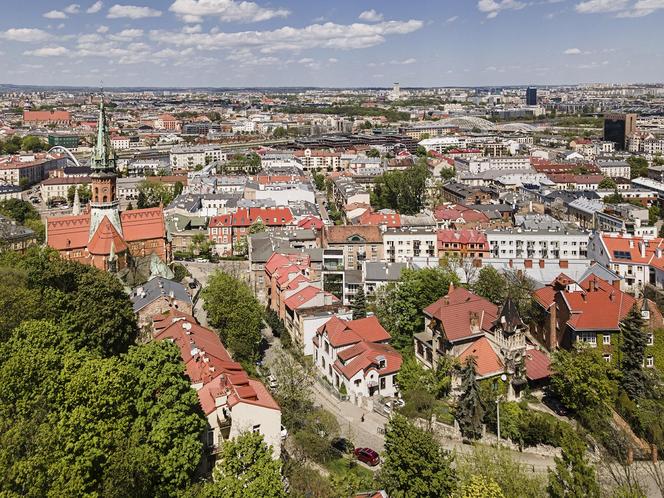 Wybudowany w sercu starego krakowskiego Podgórza budynek powstał na małej i wąskiej działce