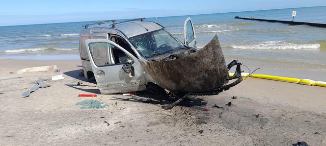 Wypadek samochodowy na plaży w Łebie. Kierowca wjechał w falochron i uciekł