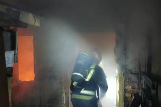 Pożar pustostanu przy ul. Batorego w Toruniu. Zdjęcia z akcji strażaków