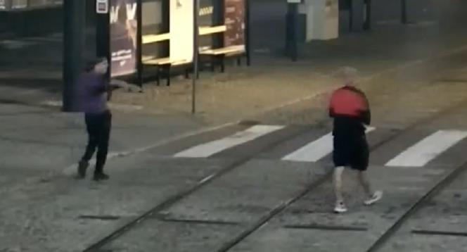 Zabrze. Uderzyli chłopaka butelką w głowę i zabrali mu telefon. Szuka ich policja [ZDJĘCIA]