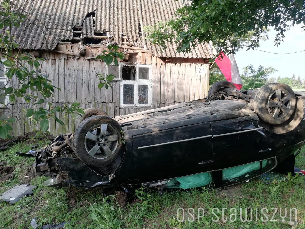 Otworzyła szybę w passacie i wylądowała na dachu przydrożnego domu?! Groźne sceny pod Kaliszem