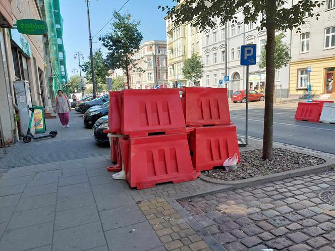 Ulica Gdańska rozkopana. Sprawdziliśmy, jak radzą sobie piesi, rowerzyści i pasażerowie