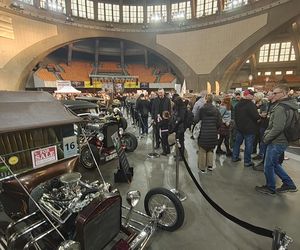 Kustomhead 2025 we Wrocławiu. W Hali Stulecia pokazano zabytkowe amerykańskie auta, motocykle i rowery 