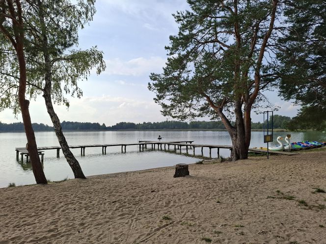 Spokojne wrześniowe popołudnie nad Jeziorem Bialskim w Białce