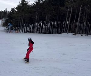 Sylwia Grzeszczak szaleje na stoku narciarskim. Towarzyszy jej ukochany