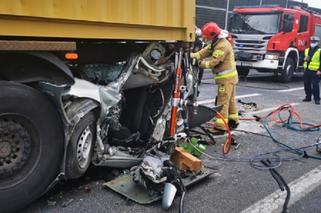 Makabryzny wypadek w Kielcach! Osobówka zmiażdżona przez ciężarówkę! Myślałem, że z auta wyciągniemy ludzką papkę!