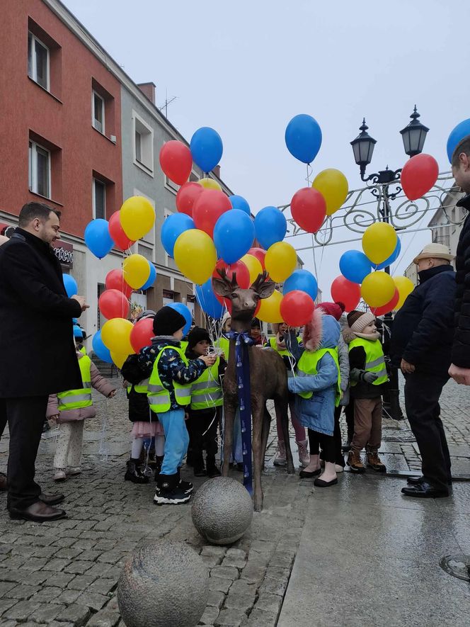 Jelonek stanął przy fontannie na ul. Długiej! Nowa atrakcja turystyczna Łomży poleca się do robienia zdjęć